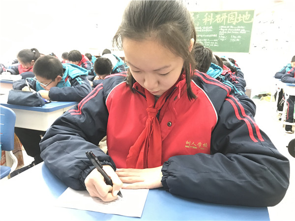 周章怡同学在认真、专注地答题.jpg