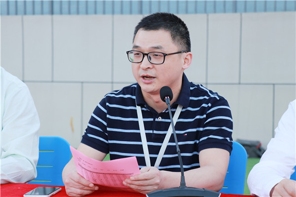 汪柳主任主持活动.jpg