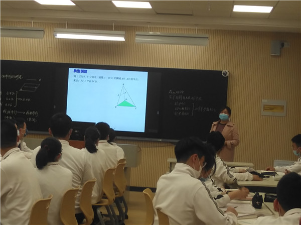 杨丽老师上课中.jpg