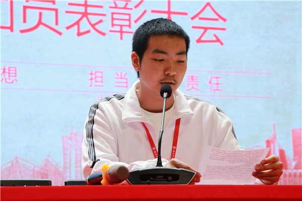 高一（2）班王思齐同学代表新团员发言.jpg
