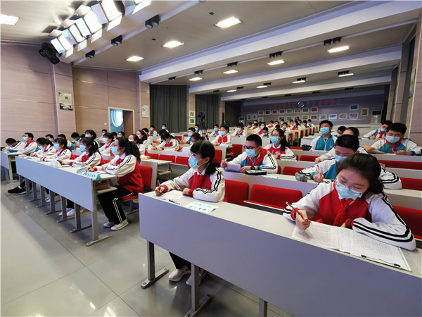 同学们认真倾听.jpg