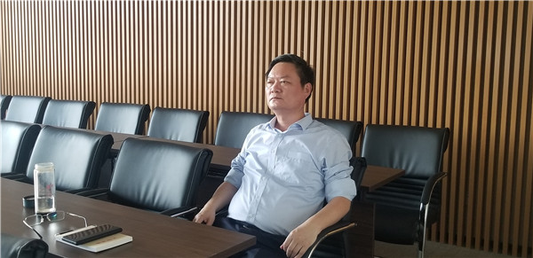 陆建军校长听取考试数据分析.jpg