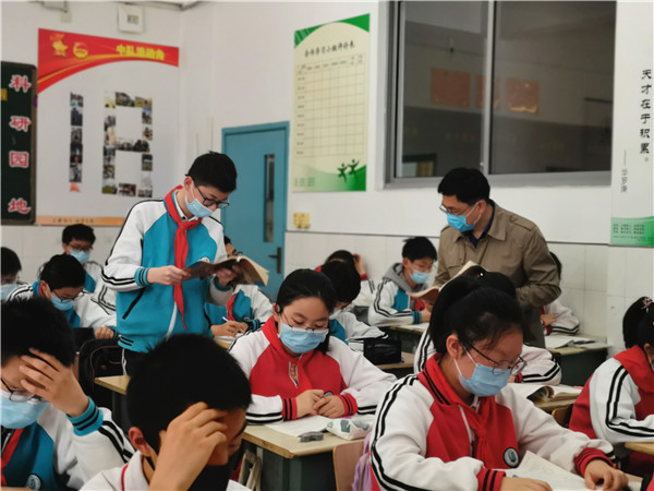 课堂上师生互动.jpg