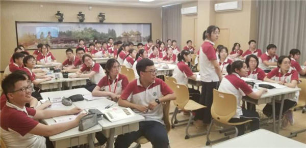 学生回答问题.png