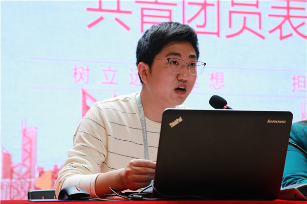 团委邱辉老师主持会议.jpg