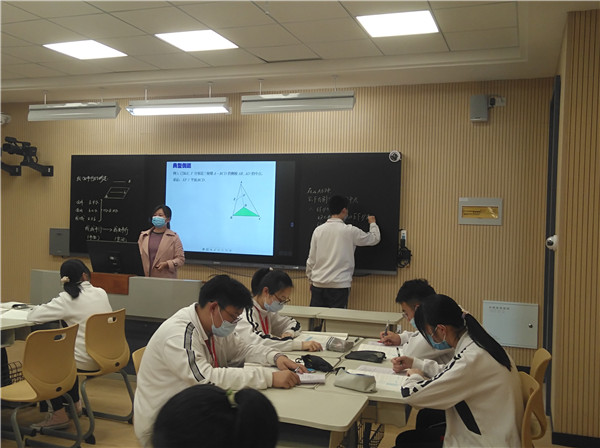 学生板演.jpg