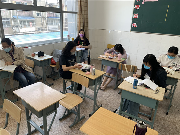 课后认真研讨.JPG