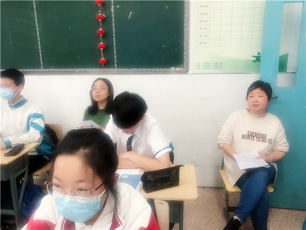 组内老师认真听课.JPG