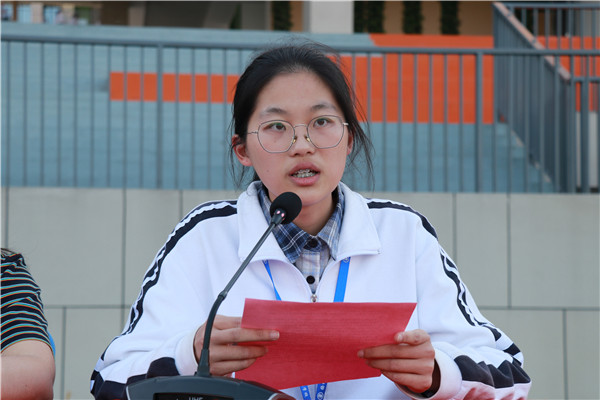 优秀学生代表陈萱萱发言.jpg