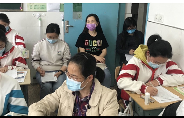 老师们认真听课.JPG