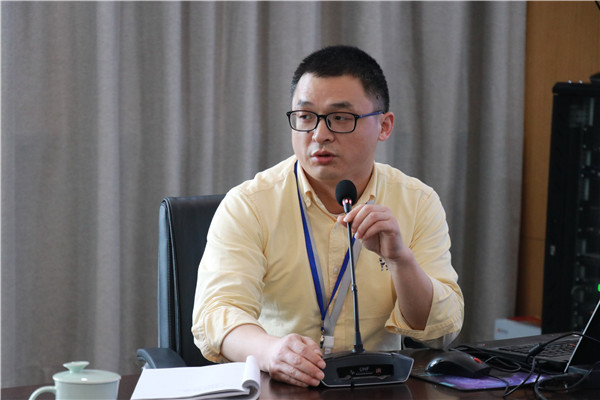 年级主任汪柳主持会议.jpg