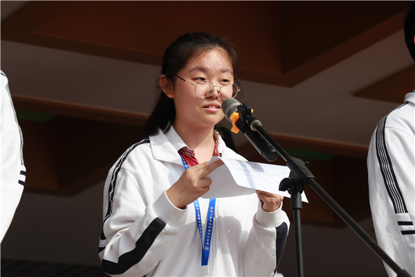 高二4班吴妍代表高一、高二学弟学妹为高三学长送上祝福和鼓励.jpg