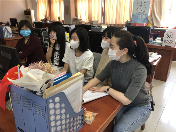 部分教师办公室线上同步听课.jpg