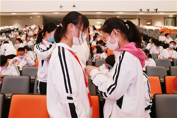 团支书为新团员佩戴团徽3.jpg