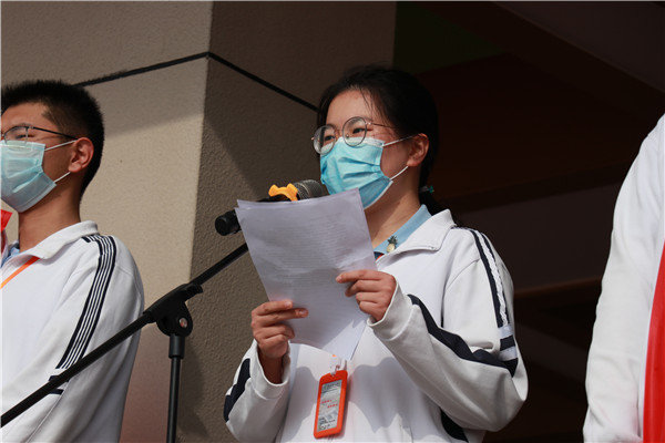 高三8班卢逸代表高三全体学生发言.jpg