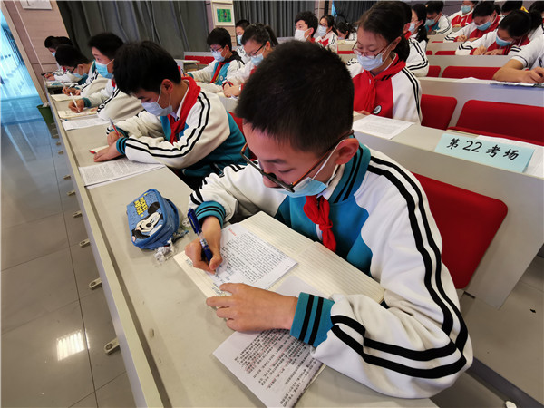 同学们认真记笔记2.jpg