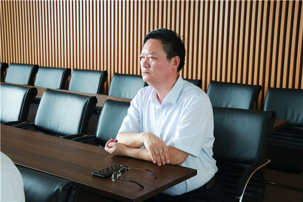 陆建军校长参加会议听取各学科的分析.jpg