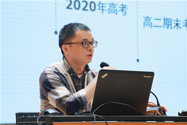 教务处汪柳副主任主持活动.jpg