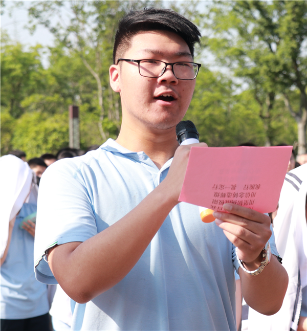 高三3班 钱盛康同学领誓.png