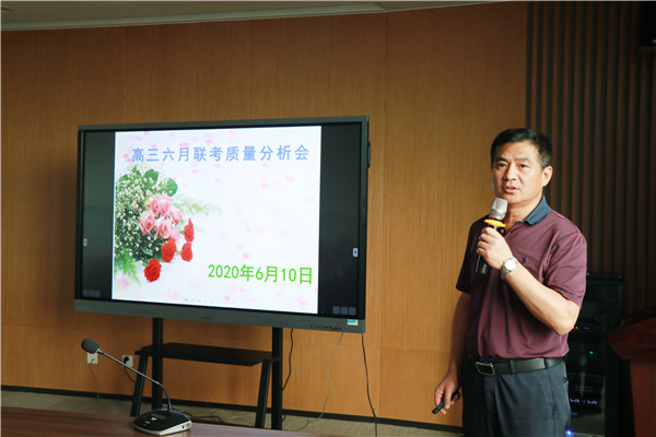 朱云峰主任进行年级分析.jpg