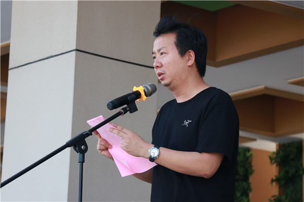 年级组张鹏主任主持动员大会.jpg