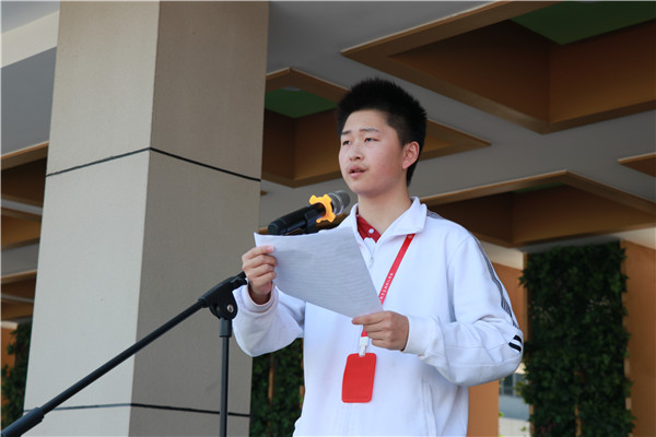 高一年级学生代表姚鉴珂为学哥学姐壮行.jpg