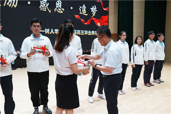赵铭副校长为毕业生颁发毕业纪念册.jpg