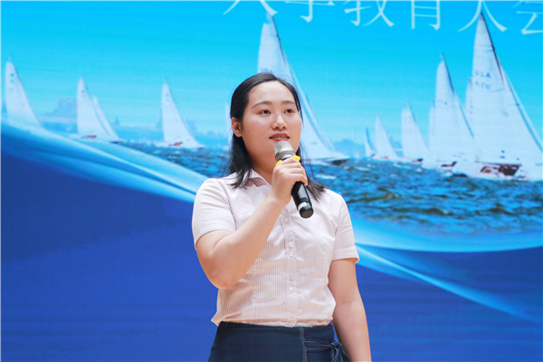 高一1班王菁老师自我介绍.jpg