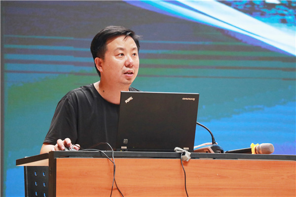 年级组张鹏树人主持入学教育大会.jpg
