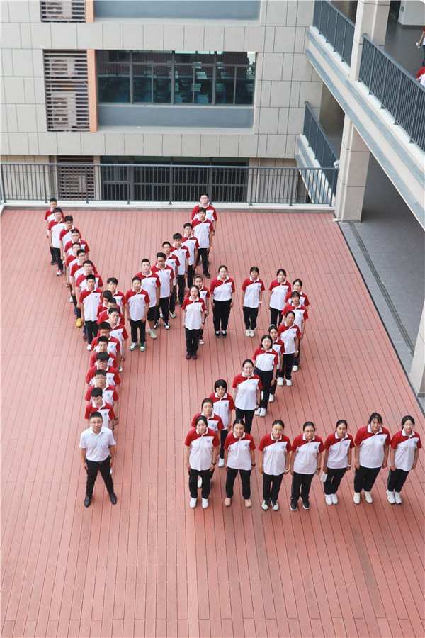 高一2班集体照.jpg