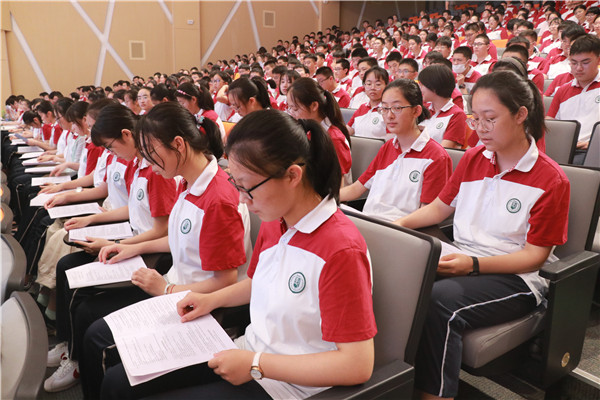 学生认真听讲并记录.jpg