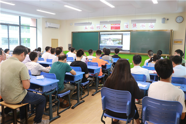 家长和学生共同收看生涯规划指导讲座.JPG