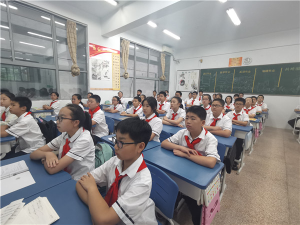 班级学生认真听讲座.jpg