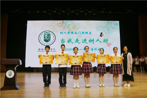 7副校长董爱华为一等奖选手颁奖.jpg