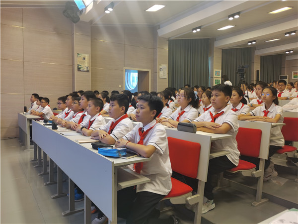 学生认真听讲座.jpg