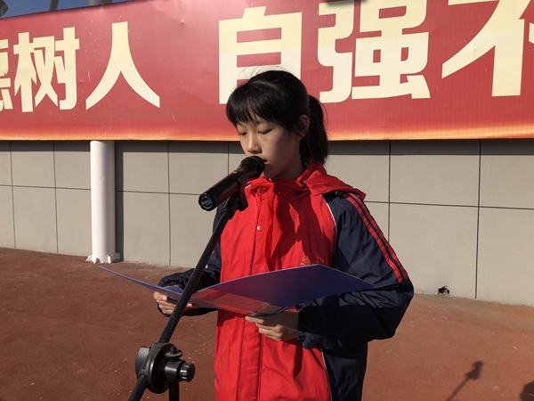 李玉洁同学主持.JPG