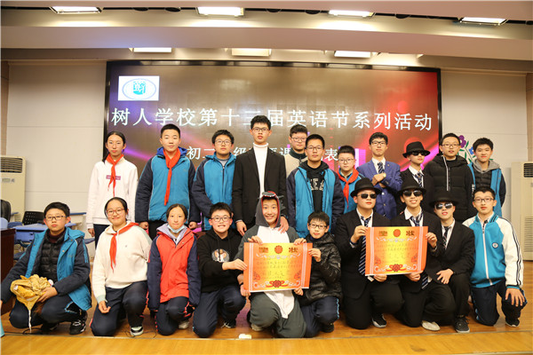 获得最佳人气奖的演员合影.JPG