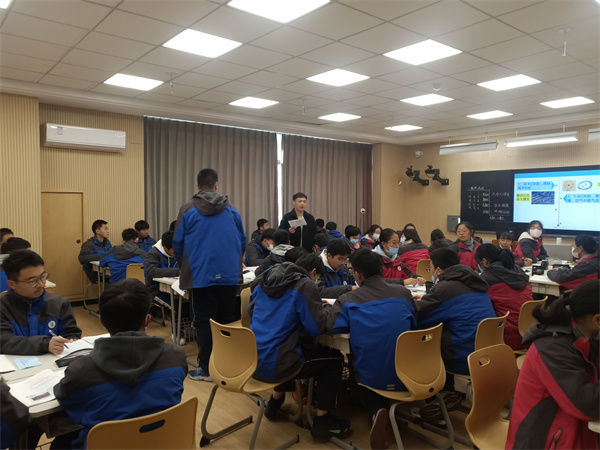 生物徐鹏老师上课中.jpg