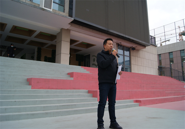 高二分管校长张鹏宣布获奖班级.jpg