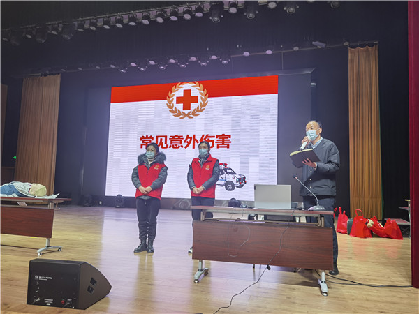红十字授课教师（左一陈老师、左二施老师）.jpg