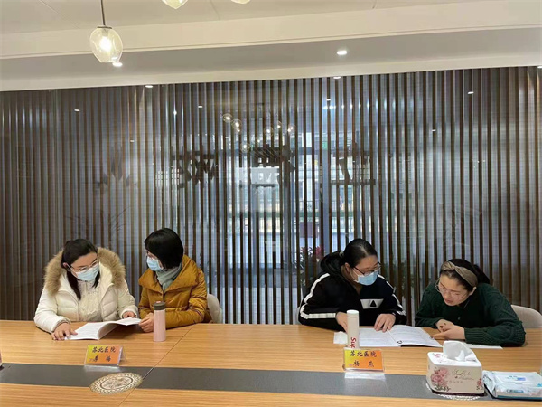 医生接受教职员工有关健康知识咨询1.jpg