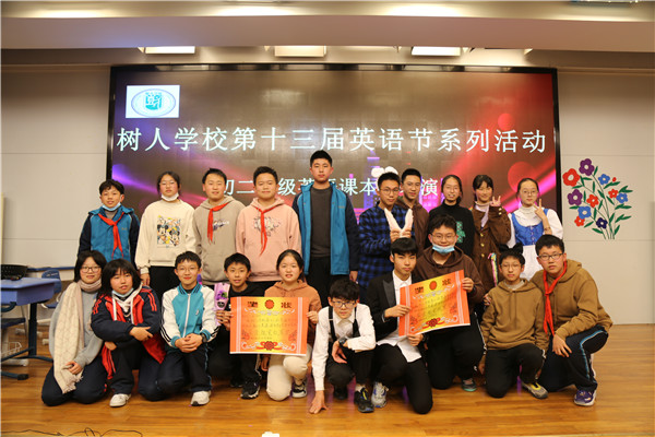 获得最佳视觉效果奖的演员合影.JPG