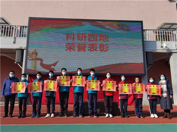 董校长和常主任为特等奖班级颁奖.jpg