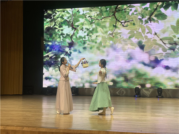 初一（4）班  张芷萱《萱草花》.jpg