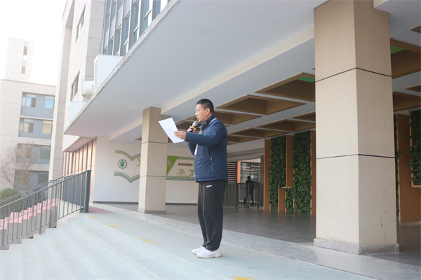 高一分管校长赵平宣布获奖班级.jpg