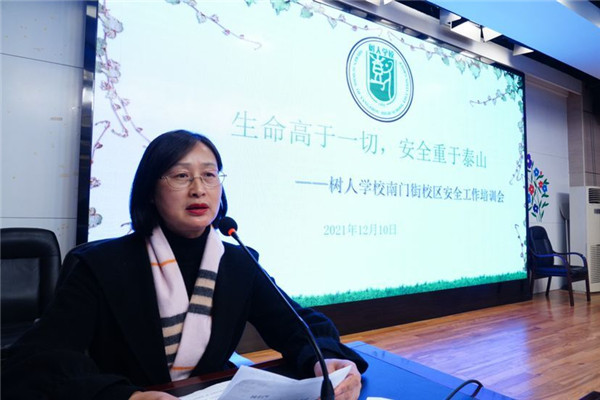 董校长.jpg