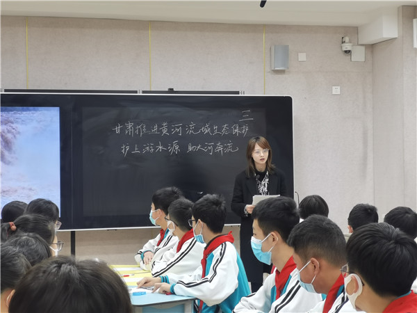 戴铭婧老师上课.jpg