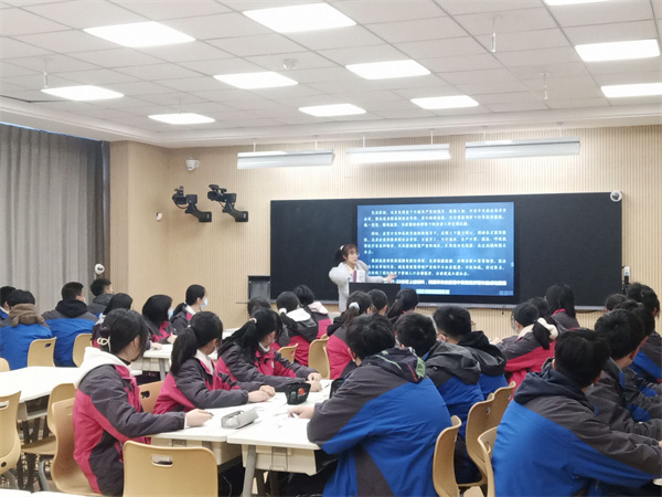 刘鑫教师授课.jpg