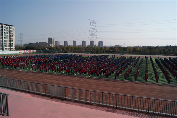 全体站队全景.jpg