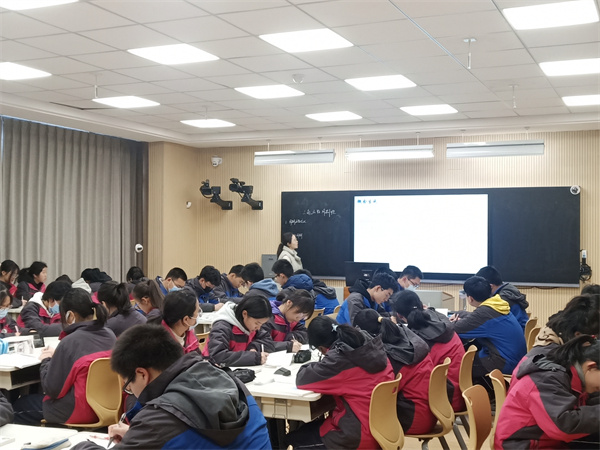 陈佩佩老师开课.jpg